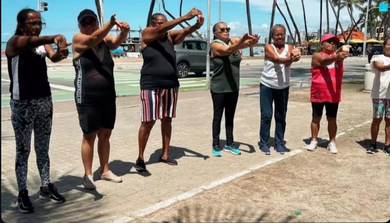 Grupo de idosos do CRAS participa de Dia de Lazer na orla de Maceió